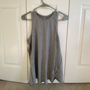 lulu lemon tank, V back supposed to be tied at the bottom !!! size 4 !!
